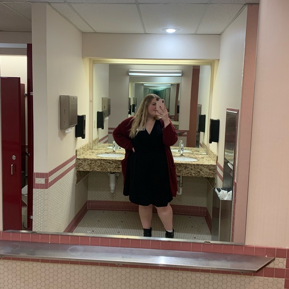 Meet your Posher, Elizabeth!! - Picture 5 of 9